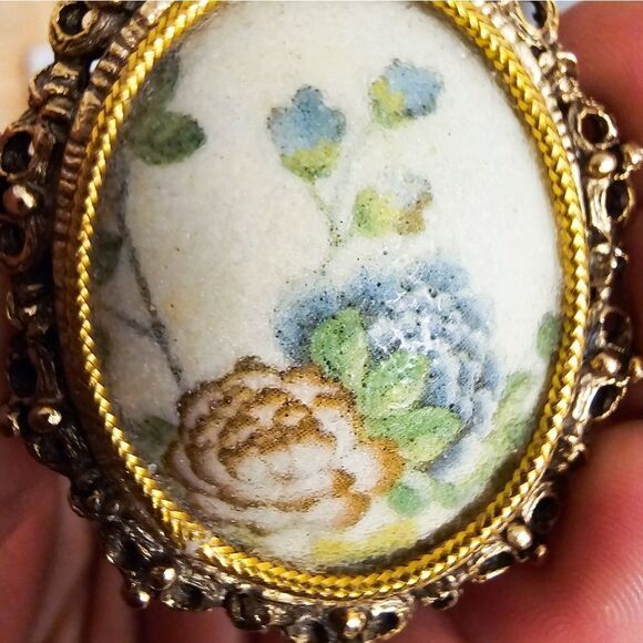 VTG 70's Victorian Cameo GoldTone Frame Sugarstone Oval Pendant Brooch. - Picture 15 of 15